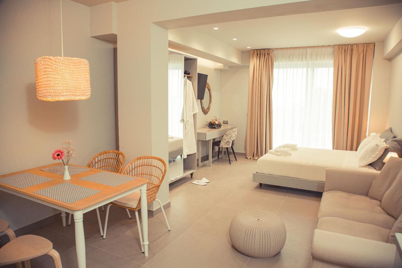 Io Luxury Pool & Hot Tub Suites Preveza Exterior photo
